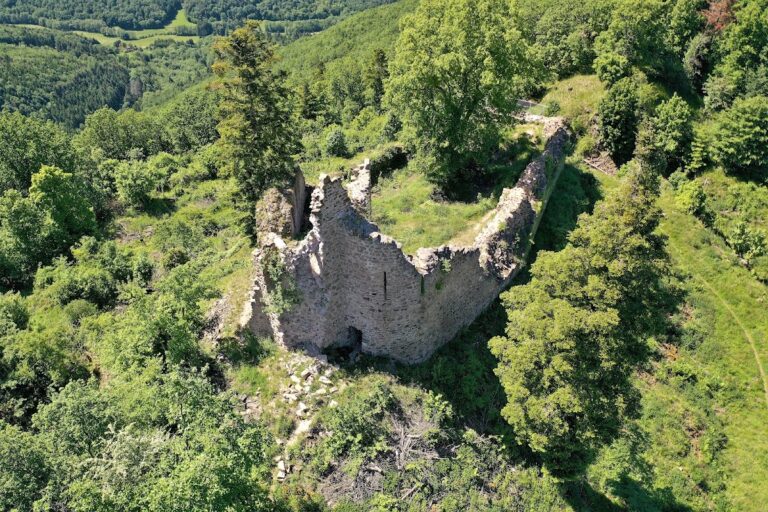 Schrankenfels: A Medieval Fortified Castle Ruin in France