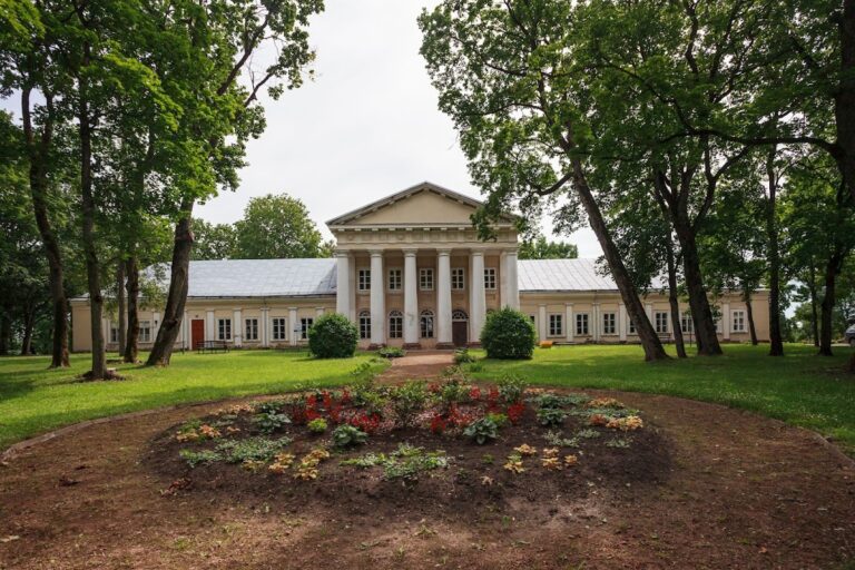 Salos Manor: A Neoclassical Estate in Lithuania