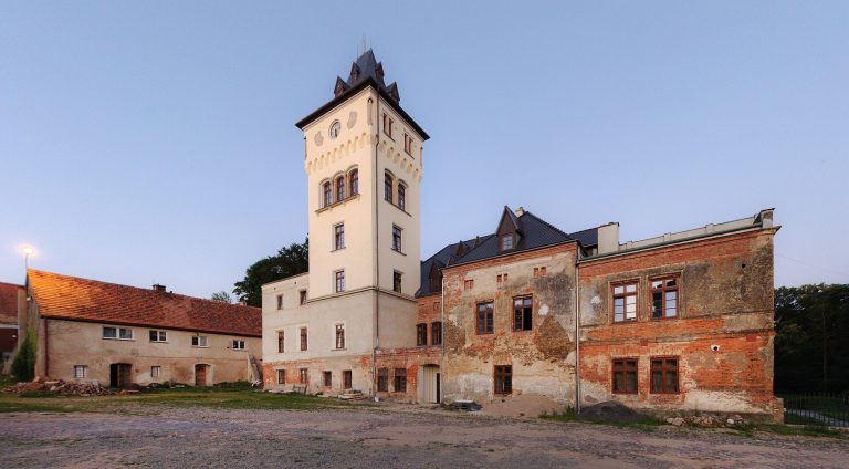 Zamek Piława Górna: A Historic Palace and Estate in Poland