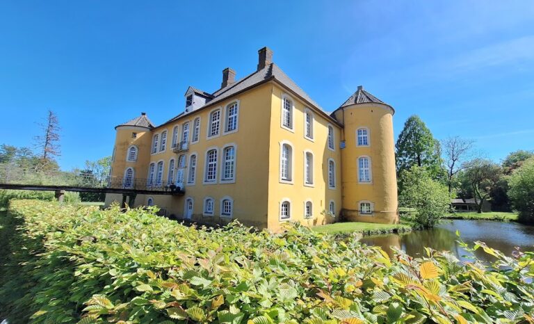 Schloss Diepenbrock: A Baroque Water Castle in Germany