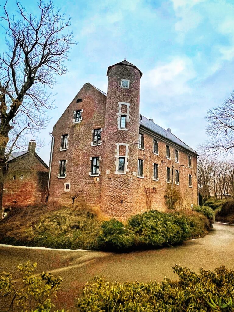Burg Dürboslar: A Historic Moated Castle in Germany