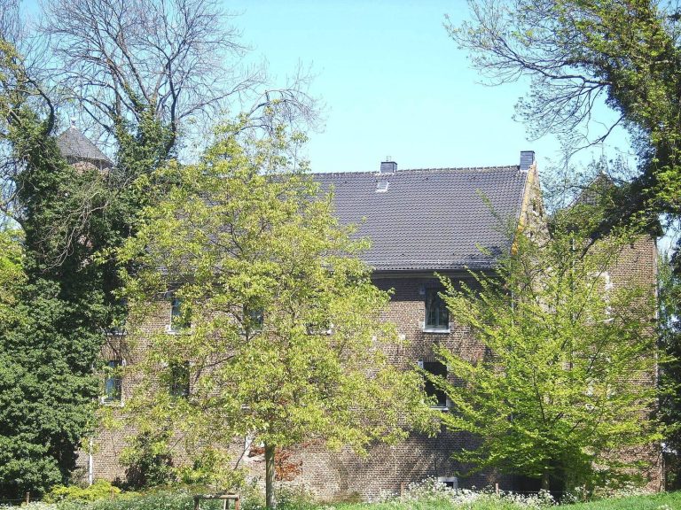 Burg Dürboslar: A Historic Moated Castle in Germany