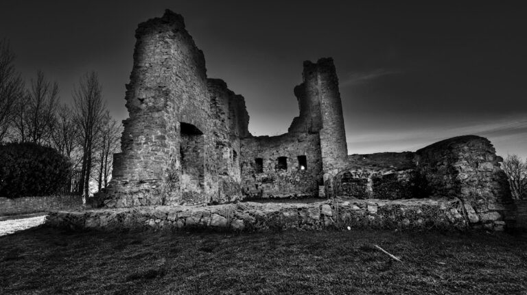 Blundell Castle: A Ruined Hilltop Fortress in Ireland