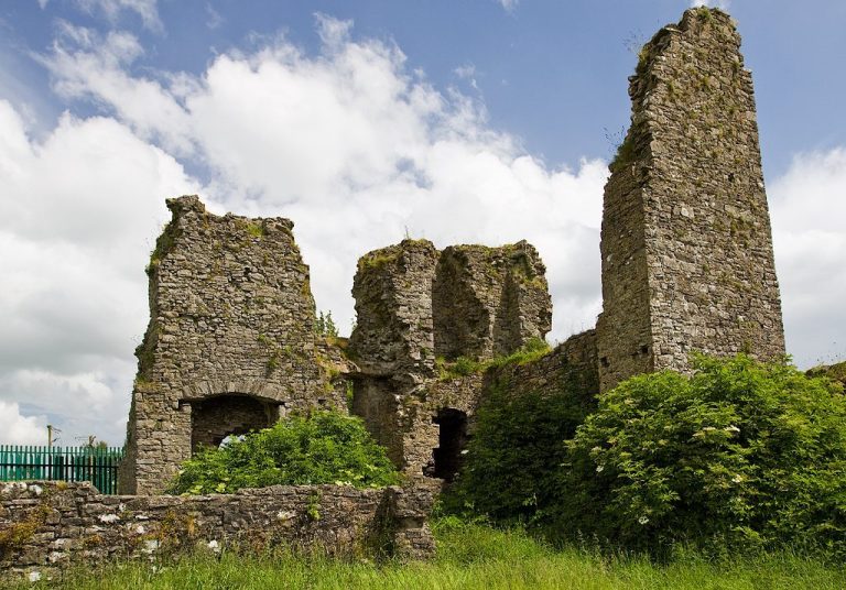 Blundell Castle: A Ruined Hilltop Fortress in Ireland