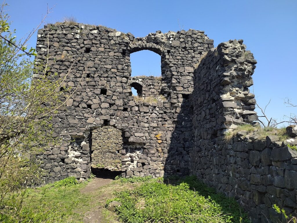 Ronov Castle: A Medieval Gothic Fortress in Czechia 1 Ronov Castle