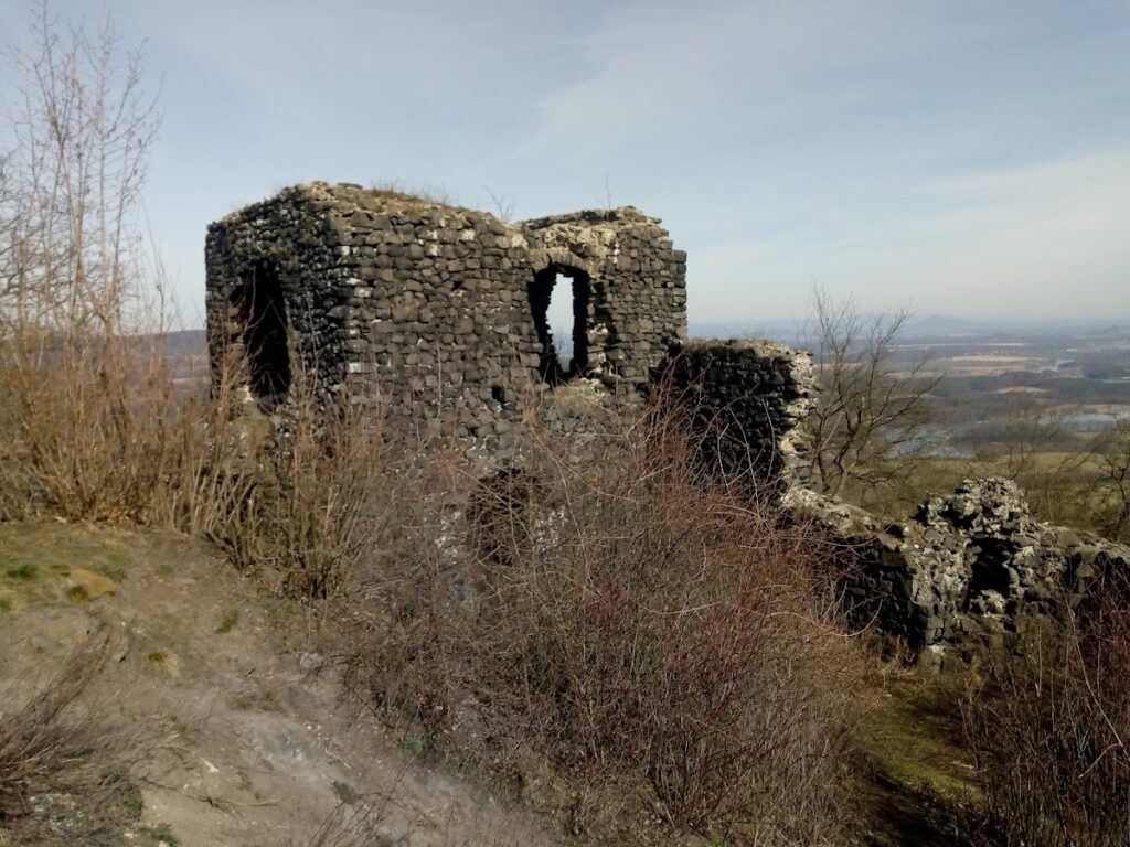 Ronov Castle: A Medieval Gothic Fortress in Czechia 2 Ronov Castle