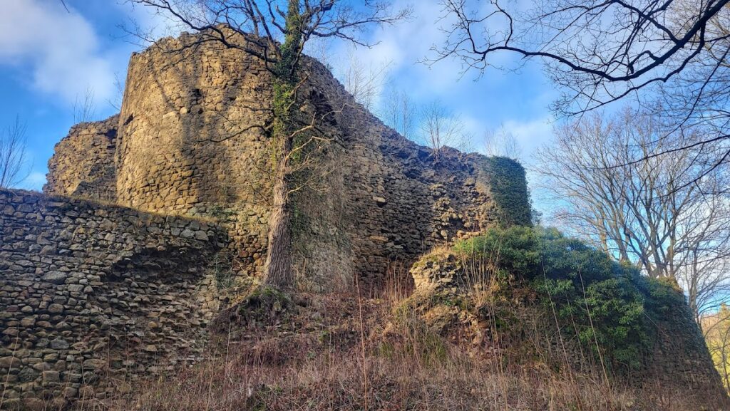 Cisy Castle: A Medieval Hilltop Fortress in Poland 1 Cisy Castle