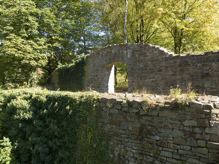 Neue Isenburg: A Medieval Castle Ruin in Essen, Germany