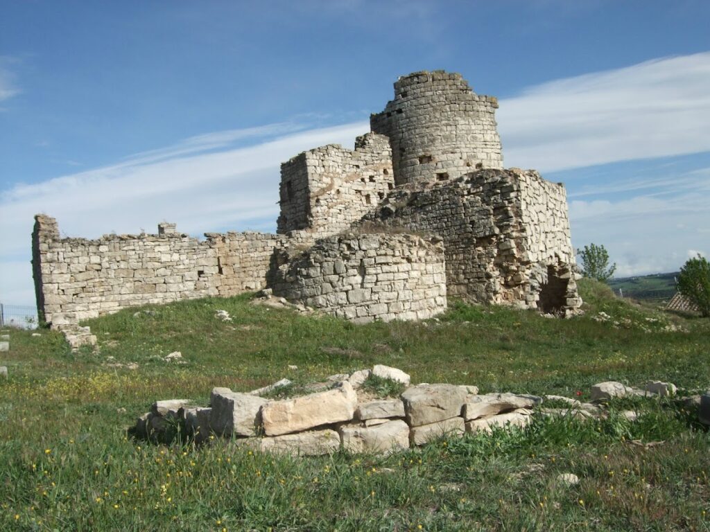 Castell d'Alta-riba: A Medieval Fortress in Catalonia 1 Castell d'Alta-riba