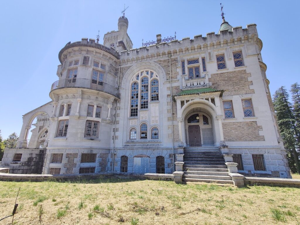 Castelo da Dona Chica: A Neo-Romantic Manor House in Portugal 1 Castelo da Dona Chica