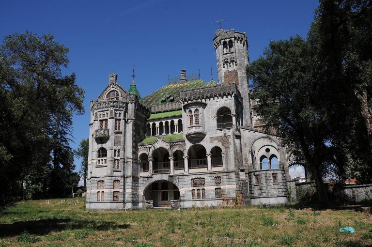 Castelo da Dona Chica: A Neo-Romantic Manor House in Portugal