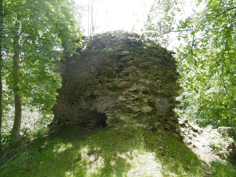 Ronov Castle: A Medieval Guard Castle in Czechia