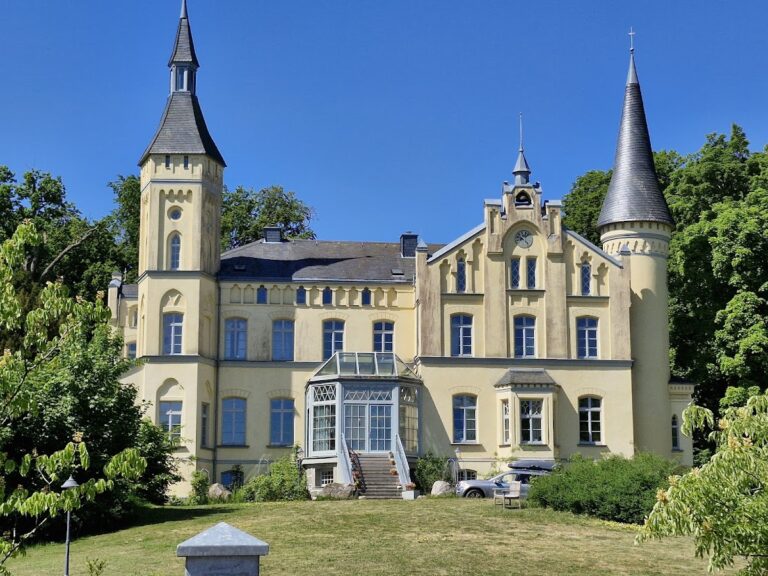 Gutshaus Golchen: A Historic Manor House in Germany