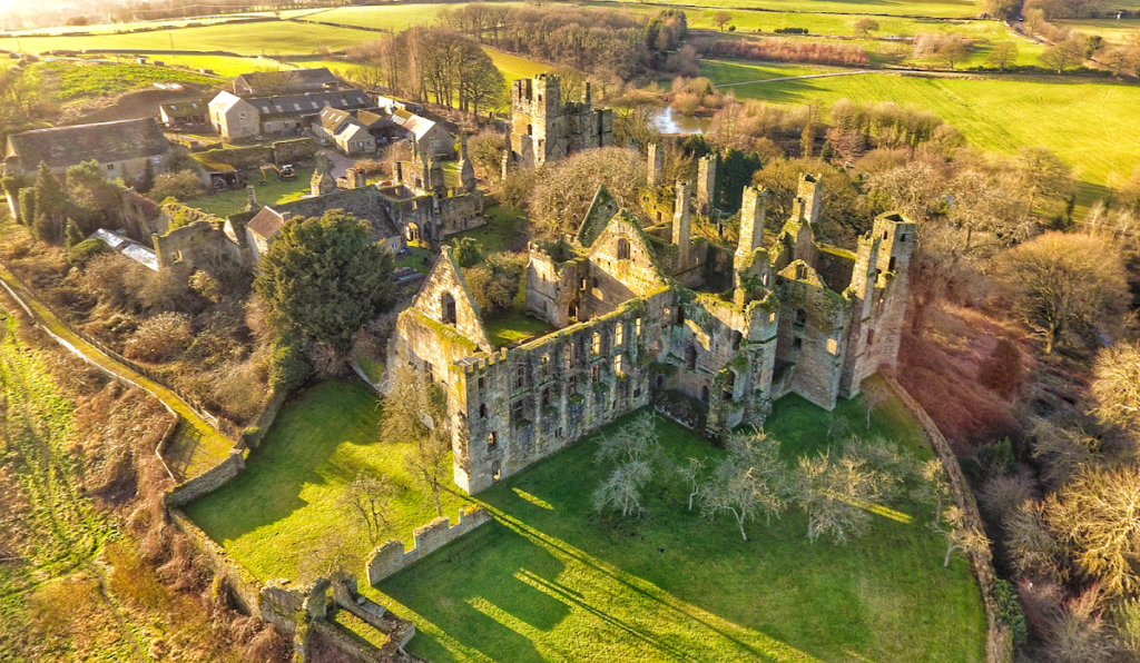 Wingfield Manor: A Medieval Manor House and Civil War Stronghold 1 Wingfield Manor