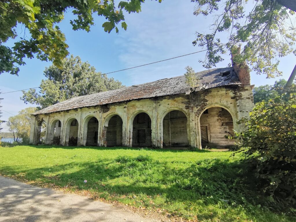 Umiastowski Palace in Žamyslaŭĺ: A Historic Estate in Belarus 2 Umiastowski Palace in Žamyslaŭĺ