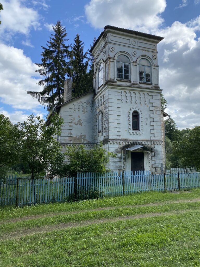 Umiastowski Palace in Žamyslaŭĺ: A Historic Estate in Belarus 3 Umiastowski Palace in Žamyslaŭĺ