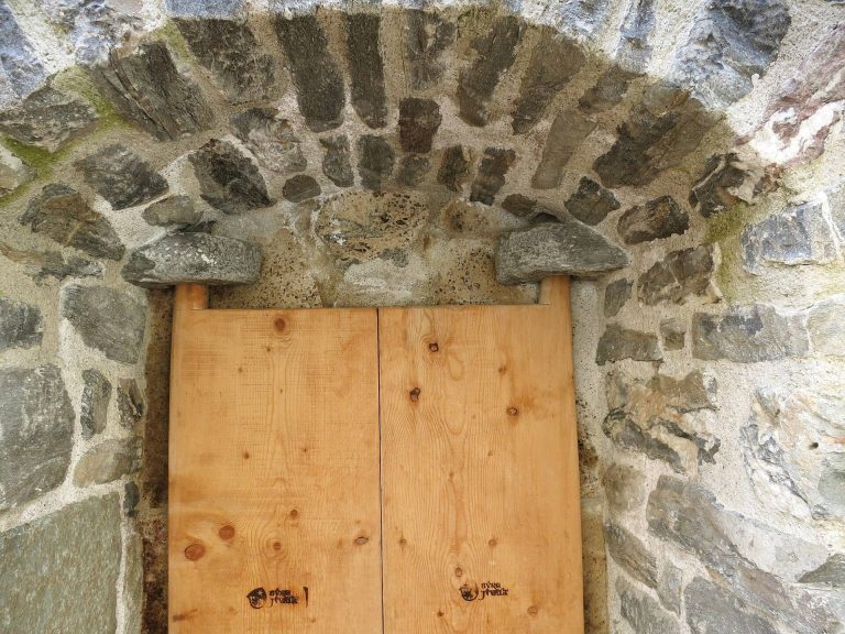 Hochjuvalt Castle: A Medieval Hill Castle and Valley Stronghold in Switzerland
