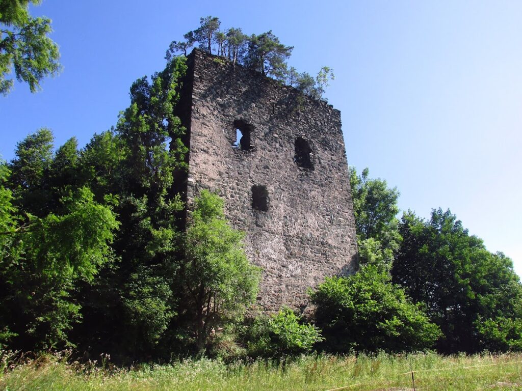 Dravograd Castle: A Medieval Hilltop Fortress in Slovenia 1 Dravograd Castle