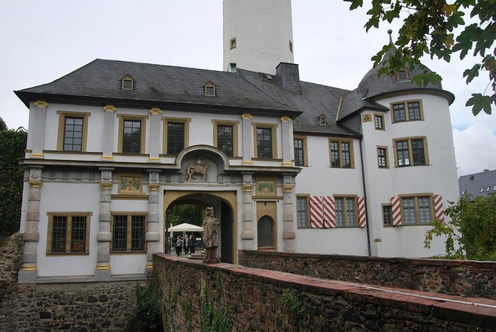 Höchster Schloss: An Archiepiscopal Residence and Castle Complex in Frankfurt 1 Höchster Schloss