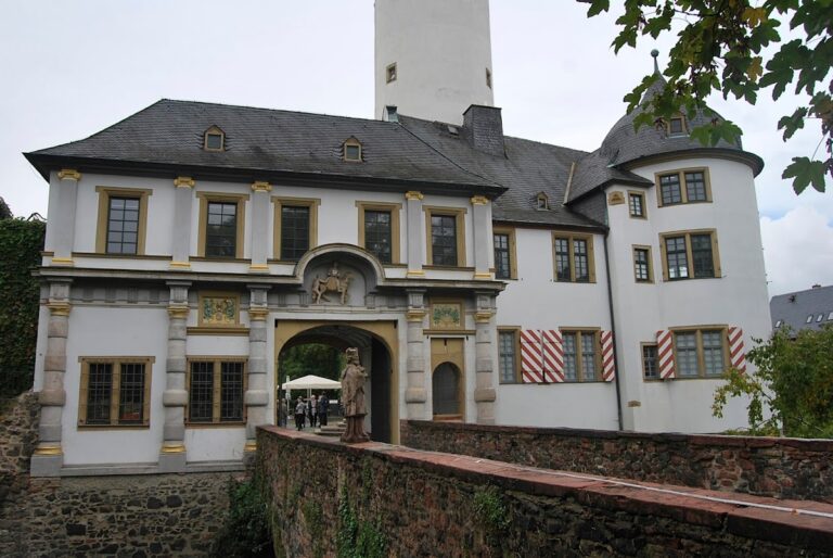 Höchster Schloss: An Archiepiscopal Residence and Castle Complex in Frankfurt