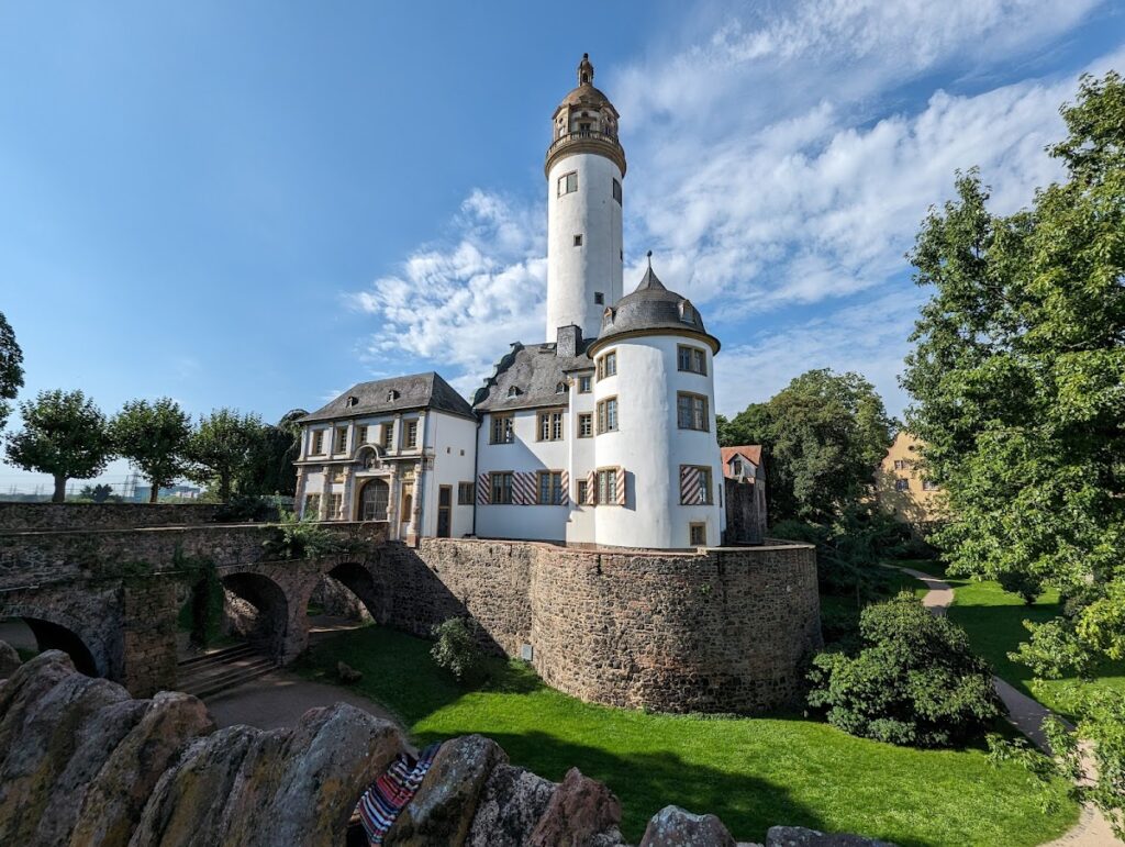 Höchster Schloss: An Archiepiscopal Residence and Castle Complex in Frankfurt 2 Höchster Schloss