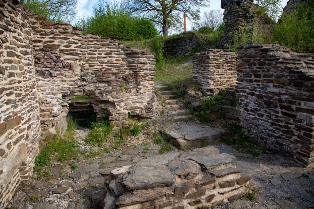 Isenburg: A Romanesque Hill Castle and Family Seat in Germany 1 Isenburg