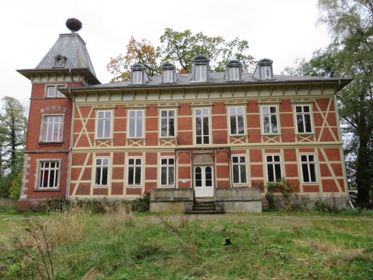 Burg Horneburg: A Late-Medieval Archiepiscopal Water Castle in Germany