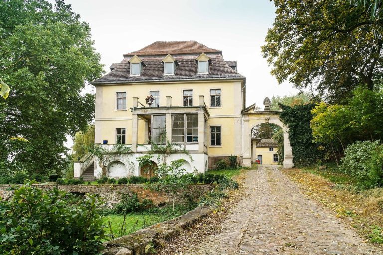 Schloss Grabow: A Moated Castle and Manor House in Germany