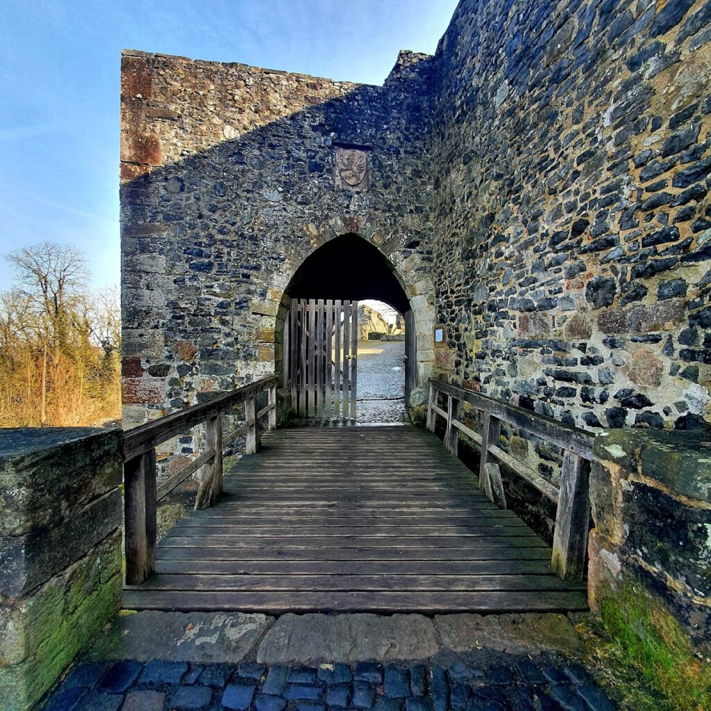 Homberg Castle: A Strategic Hilltop Fortress in Germany 3 Homberg Castle