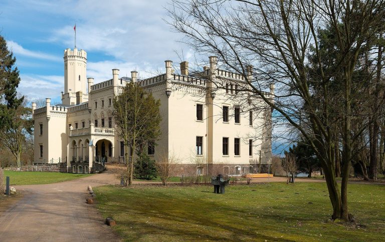 Schloss Reichenow: A Historic Manor Estate in Germany