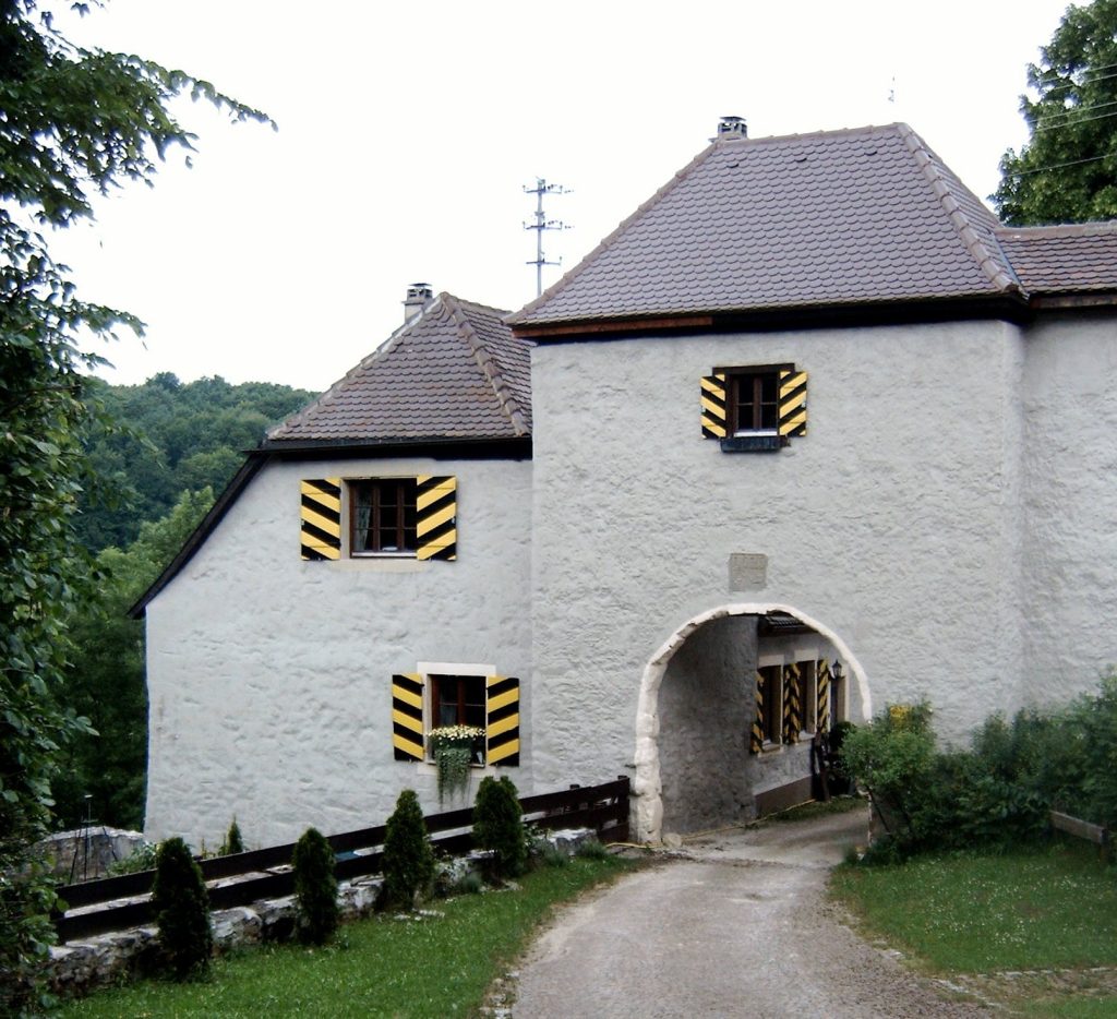 Ruine Lauterburg: Medieval Spur Castle Ruins in Germany 2 Ruine Lauterburg