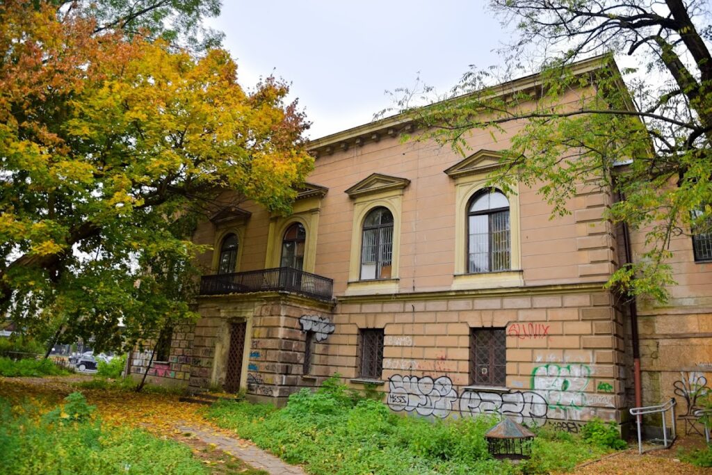 Blue Palace: A Historic Classical Palace Complex in Warsaw 2 Blue Palace