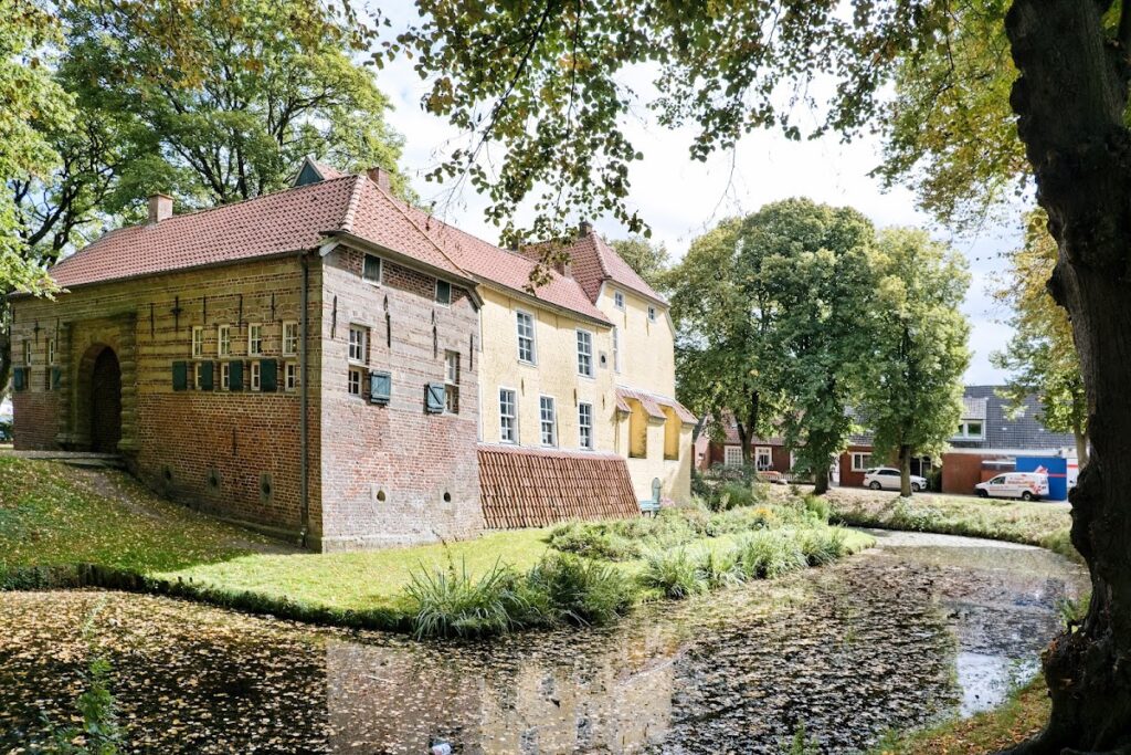 Manningaburg: Historic Lowland Castle in Germany 1 Manningaburg