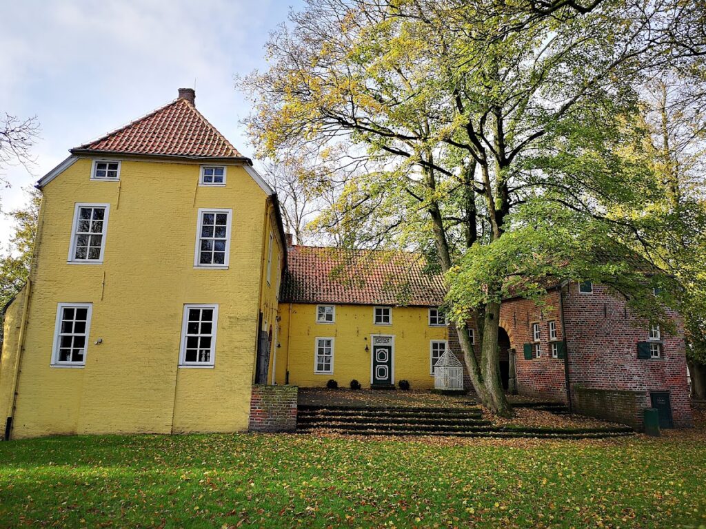 Manningaburg: Historic Lowland Castle in Germany 2 Manningaburg