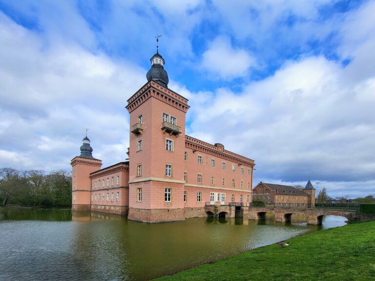 Gracht Castle: A Moated Castle and Historic Estate in Germany