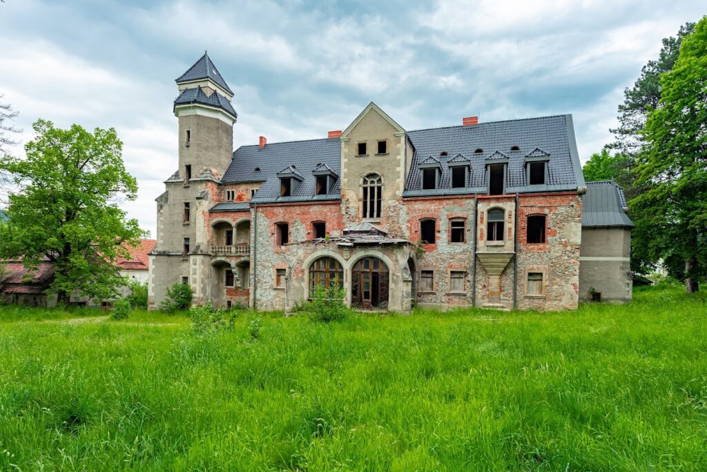 Palace in Wojcieszów Górny: A Renaissance Residence in Poland 1 Palace in Wojcieszów Górny