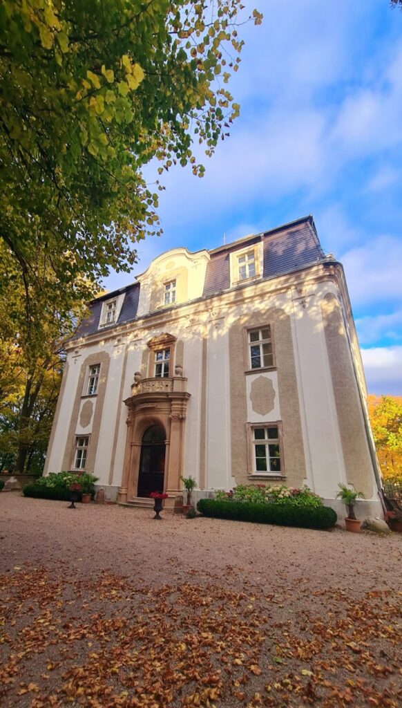 Palace in Piszkowice: A Baroque Residence and Landscape Park 1 Palace in Piszkowice