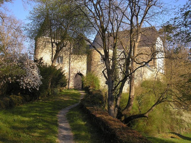 Burg Herrnstein: A Medieval Hilltop Castle in Germany
