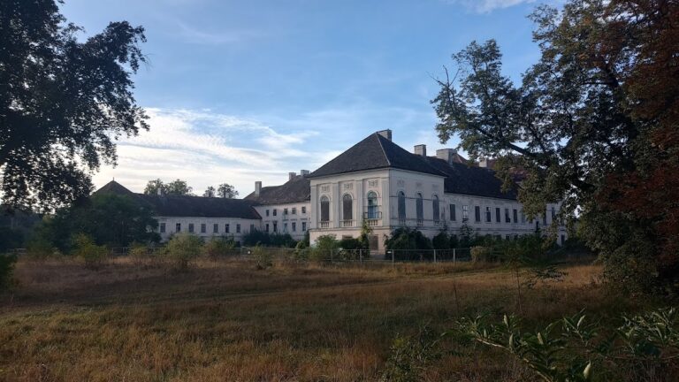 Schloss Trautmannsdorf: Palace and Former Leitha Frontier Castle