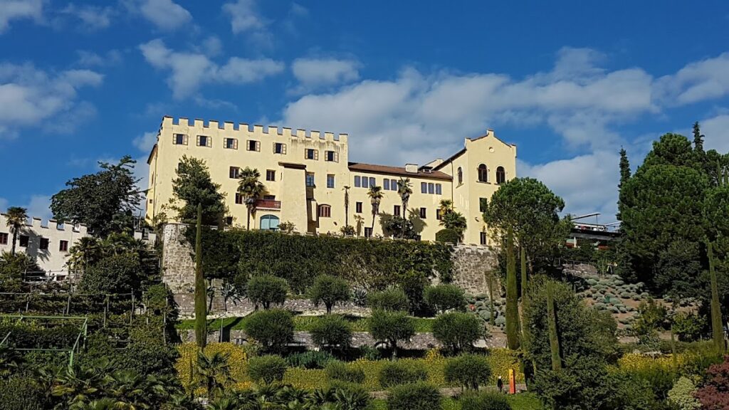 Trautmannsdorf Castle: From Medieval Fortress to Classicist Palace 2 Trautmannsdorf Castle
