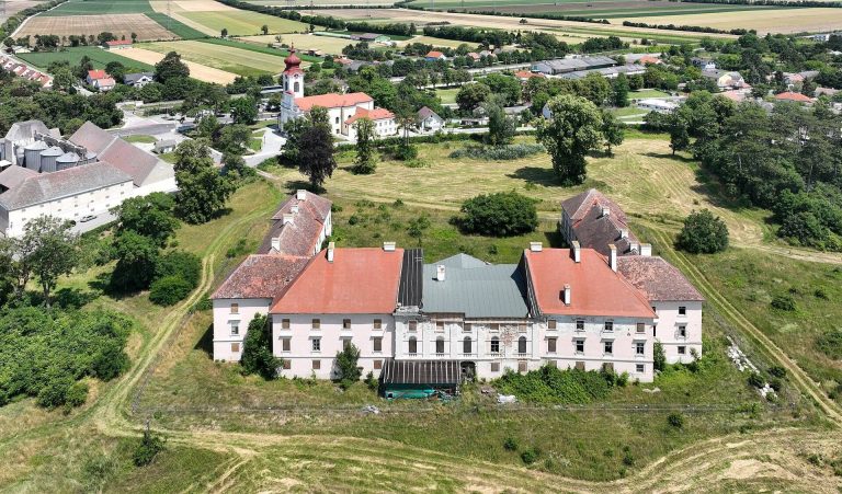 Trautmannsdorf Castle: From Medieval Fortress to Classicist Palace