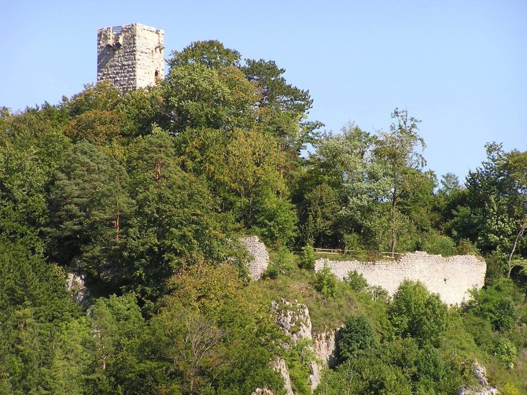 Burg Hohenschelklingen: A Medieval Hilltop Castle in Germany
