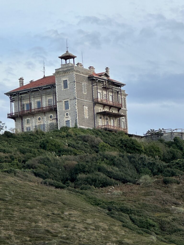 Château d’Ilbarritz: A Technologically Advanced Coastal Residence in France 1 Château d'Ilbarritz