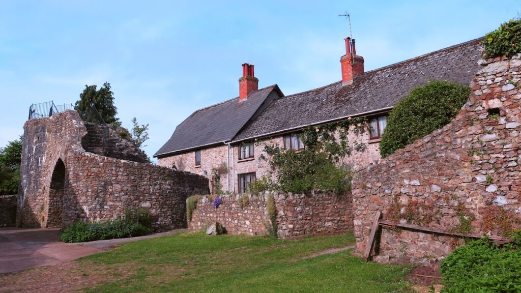 Hemyock Castle: A Medieval Fortification in Devon 1 Hemyock Castle