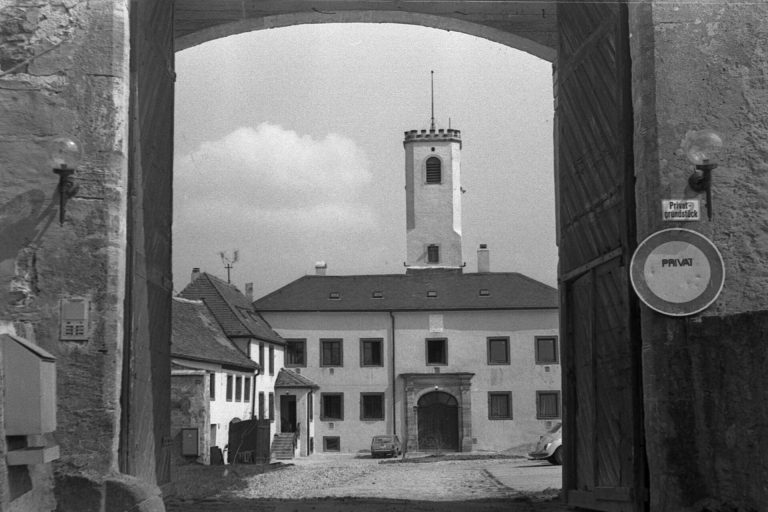 Burg Wahrberg: A Medieval Spur Castle and Administrative Seat