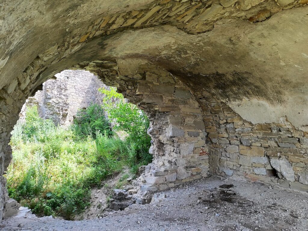 Chornokozyntsi Castle: A Medieval Border Fortress in Ukraine 2 Chornokozyntsi Castle