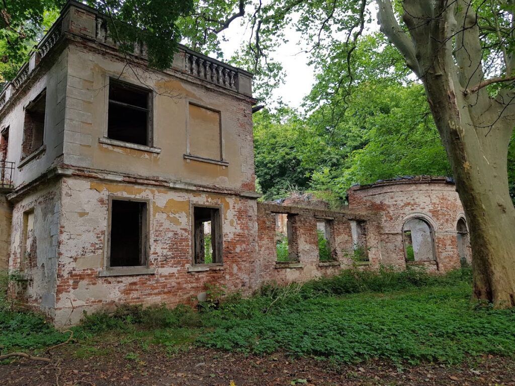 Manor in Parcice: A Ruined Classical Estate in Poland 1 Manor in Parcice