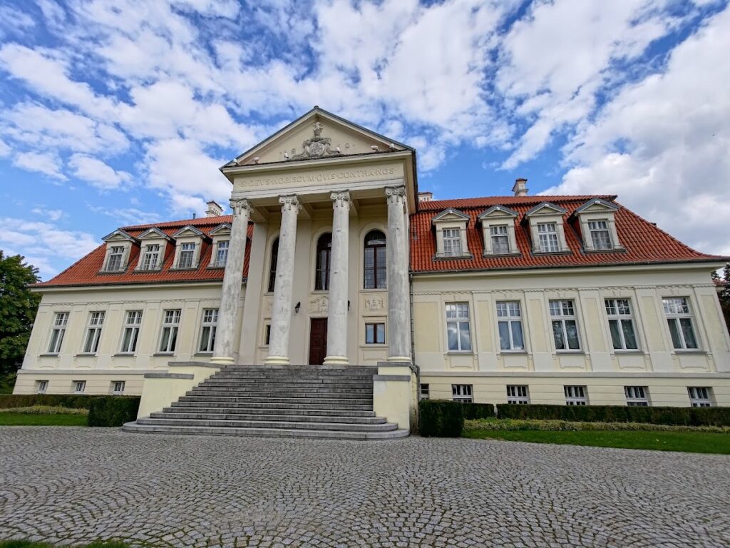 Palace in Winna Góra: A Historic Residence and Memorial to General Dąbrowski 1 Palace in Winna Góra