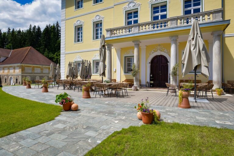 Schlossanlage Töscheldorf: A Baroque Castle Estate in Austria