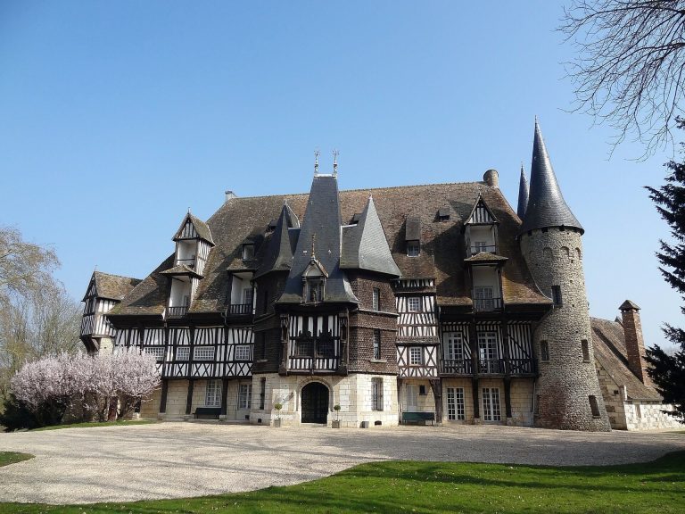 Château Saint-Hilaire de Louviers: A Historic Château in France